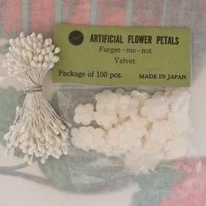 Velvet Forget Me Not Blossom Faces / 100 Pieces / Double Ended Stamens / Artificial Flower Petals / Vintage Old Stock / Made in Japan image 1