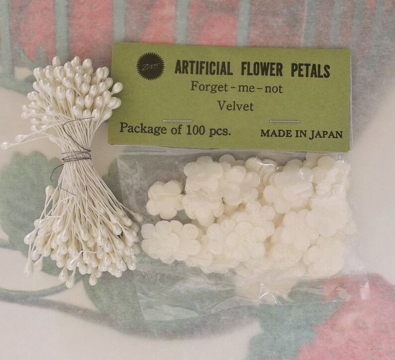 Velvet Forget Me Not Blossom Faces / 100 Pieces / Double Ended Stamens / Artificial Flower Petals / Vintage Old Stock / Made in Japan image 1