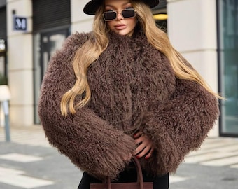 毛むくじゃらの毛皮のコート、茶色、ショート丈。モンゴル産フェイク