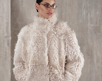 Handgemaakte jas van gekrulde schapenvacht – luxe winterbovenkleding van schapenvacht