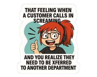Op de afbeelding: Een sticker met een cartoon van een klantenservicemedewerker met rood haar, een bril en een headset. De tekst luidt: "DAT GEVOEL ALS EEN KLANT SCHREEUWEND BELT EN JE JE REALISEERT DAT ZE MOETEN WORDEN OVERGEPLAATST NAAR EEN ANDERE AFDELING."