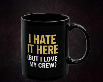 Divertida taza de café negra con el mensaje "Odio estar aquí, pero amo a mi equipo", humor sarcástico de oficina, regalo para compañeros de trabajo.