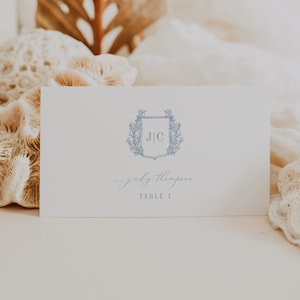Modelo de cartões de lugar de casamento, brasão azul-poeira e monograma, editável, cartões de nome de mesa de casamento, para impressão, Templett Download INSTANTÂNEO #Judy
