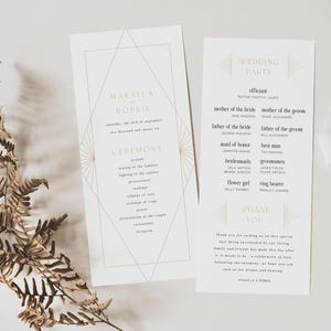 Könnte beinhalten: Zwei Hochzeitszeremonie-Programme mit goldenen geometrischen Designs und Text. Das linke Programm listet die Zeremoniedetails auf, während das rechte die Hochzeitsgesellschaft auflistet. Ein weißes Band und getrocknetes Laub sind ebenfalls sichtbar.