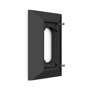 Puede incluir: Soporte de pared negro con una abertura rectangular y dos tornillos plateados. El soporte tiene un borde biselado.