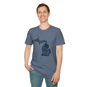 Peut inclure: Un t-shirt bleu avec un contour bleu marine de l'état du Michigan. Le contour est rempli des mots "Yooper" et "Troll" dans une police de caractères stylisée.
