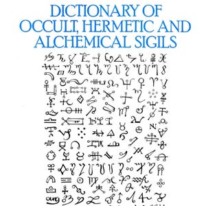 Könnte beinhalten: Ein Schwarzweißbild eines Wörterbuchs mit okkulten, hermetischen und alchemistischen Siegeln. Der Buchumschlag zeigt eine Vielzahl von Symbolen und Glyphen.