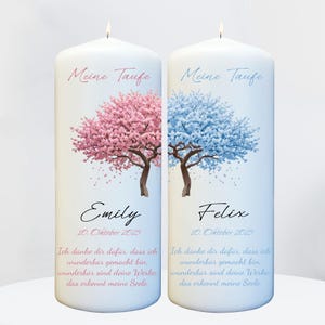 Könnte beinhalten: Zwei weiße Kerzen mit einem rosa und blauen Baumdesign. Oben auf jeder Kerze steht der Text "Meine Taufe". Die Kerzen sind mit "Emily" und "Felix" sowie ihren jeweiligen Geburtsdaten beschriftet. Der Text lautet: "Ich danke dir dafür, dass ich wunderbar gemacht bin: wunderbar sind deine Werke: das erkennt meine Seele."