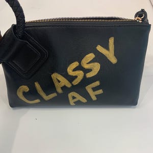 Cartera de mano estilo pulsera pintada a mano en negro y dorado