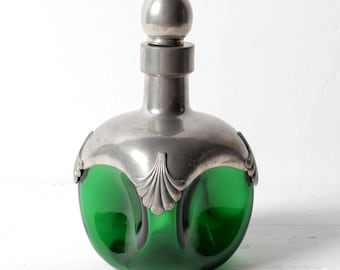 Middeleeuwse art nouveau karaf van groen glas met tinnen elementen / Frankrijk / jaren 60