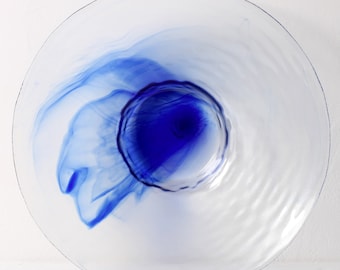 Vintage blaue Swirl Glasschale. Kunstglas. Blaue und weiße Linien. Obstschale. Heimdekoration. / Italien / 1970er Jahre