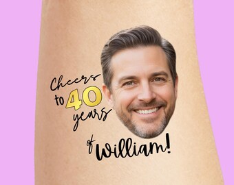 Cadeaux drôles de fête d'anniversaire de tatouages de visage avec des décorations de chapeaux de découpe photo