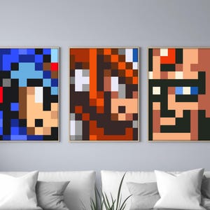 Puede incluir: Tres impresiones de arte de píxeles con personajes en colores azul, naranja y marrón. Los personajes tienen características pixeladas y están sobre un fondo blanco.