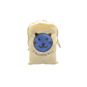 Peut inclure: Une pochette à cordon en tissu de couleur crème arborant un motif de visage de chat bleu circulaire avec des contours brun foncé. Sous le visage du chat, le texte E-Booming Rock est imprimé en lettres brun foncé. Le sac a des cordons assortis.