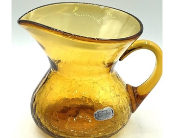 Pichet craquelé ambre soufflé à la main en verre arc-en-ciel, 4 1/4" de haut avec autocollant MCM