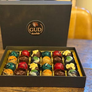 Caja de bombones veganos artesanales. Regalo vegano. Chocolate sin leche, leche de avena, sin gluten ni lactosa. Regalo de lujo.