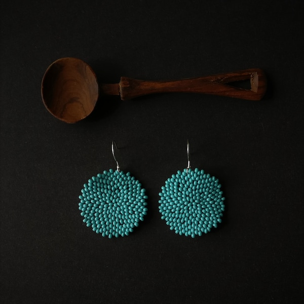 Pendientes de color turquesa claro / Pendientes bohemios / Pendientes llamativos únicos / Regalo para ella / Pendientes bohemios coloridos / Pendientes de disco redondo