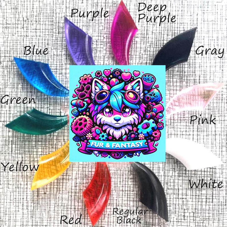 Puede incluir: Un conjunto de 12 pinzas de garra de resina de colores en varios colores, incluyendo morado, morado oscuro, azul, verde, amarillo, rojo, negro regular, gris, rosa y blanco. Las pinzas est&aacute;n dispuestas en un c&iacute;rculo alrededor de una imagen de dibujos animados de un animal peludo con el texto "Fur & Fantasy".