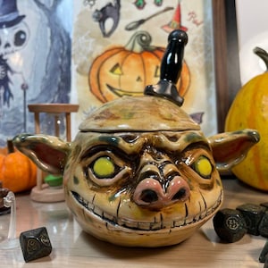 Handgjord stengodsburk i goblin: DnD-tärningar, fantasidekor