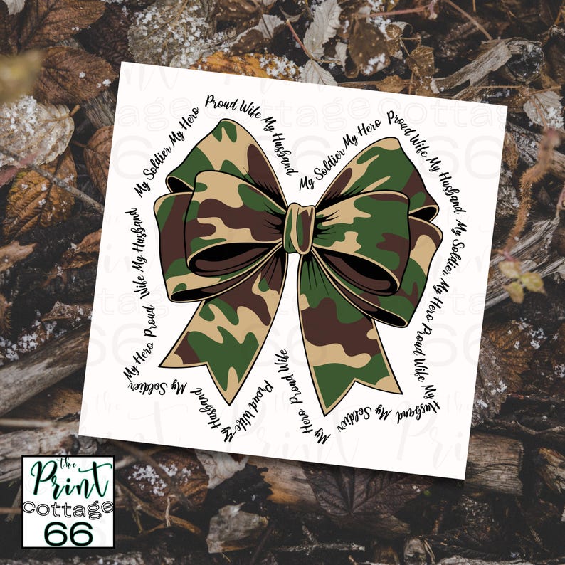 Maglietta con scritta "Moglie militare" in formato PNG, fiocco mimetico in formato PNG con testo, "Moglie orgogliosa", "Mio marito", "Il mio soldato", "Il mio eroe", testo stampato a sublimazione, download digitale. immagine 2