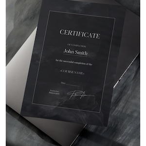 Pode incluir: Um certificado de conclusão em preto e branco com fundo cinza. O certificado diz "CERTIFICATE OF COMPLETION" e "John Smith" pela conclusão bem-sucedida do "COURSE NAME". O certificado é assinado por "Helen Green" e inclui a data.