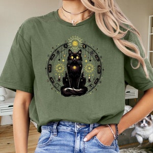 神秘的な黒猫シャツ - 魔女のタロット風猫Tシャツ - 魔法の月と星のデザイン - 天体猫好きへのギフト - オカルトTシャツ