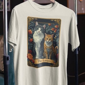 T-shirt de chat de tarot – T-shirt de chat de carte d'amoureux – T-shirt de chat floral fantaisiste – Cadeau maman chat sorcière avec des roses et des couleurs pastel