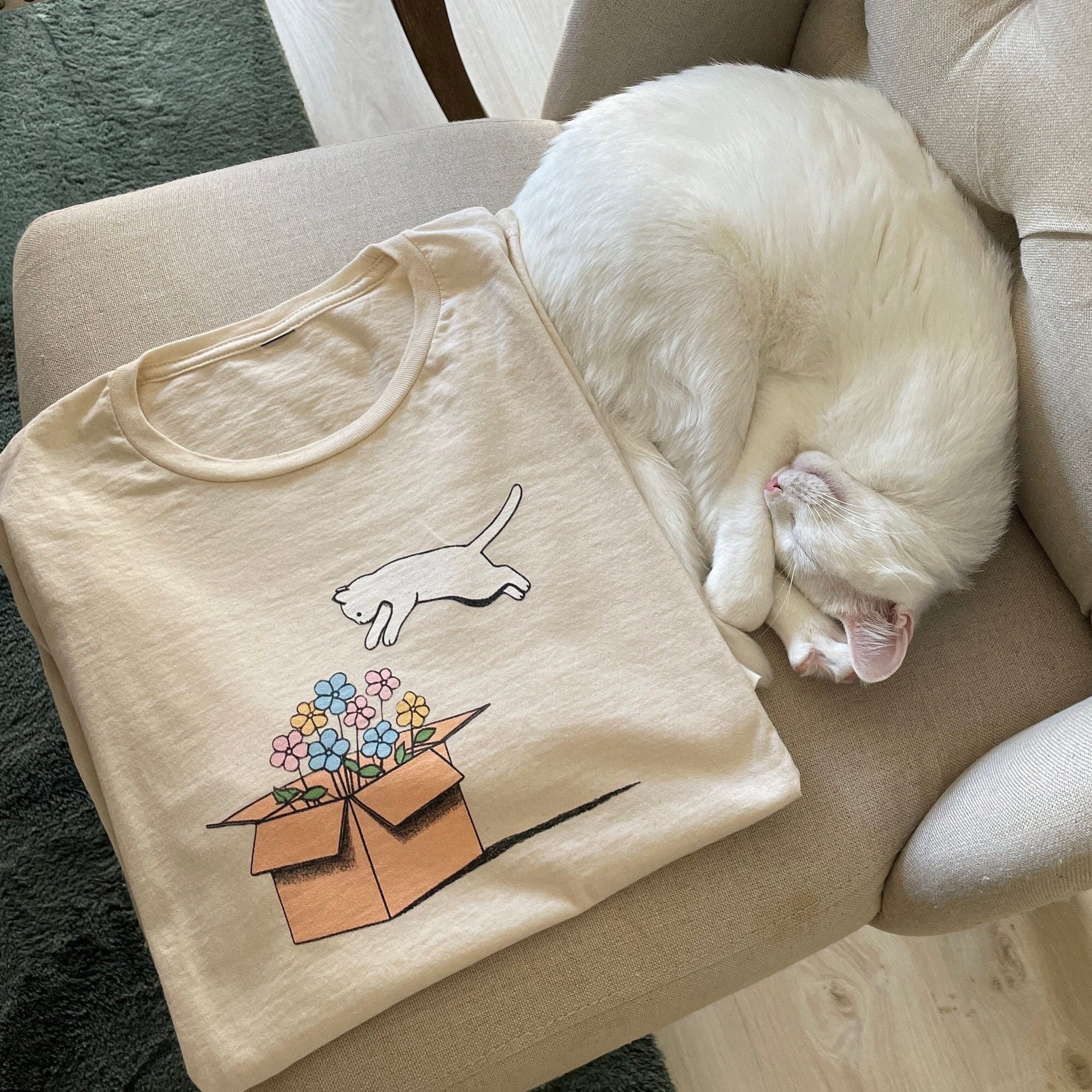 Pastel Flowers Cat T-Shirt – Funny Cardboard Cat Design – Cute Cat Lady Tee, Kitten Gift for Cat Mom and Cat Lovers