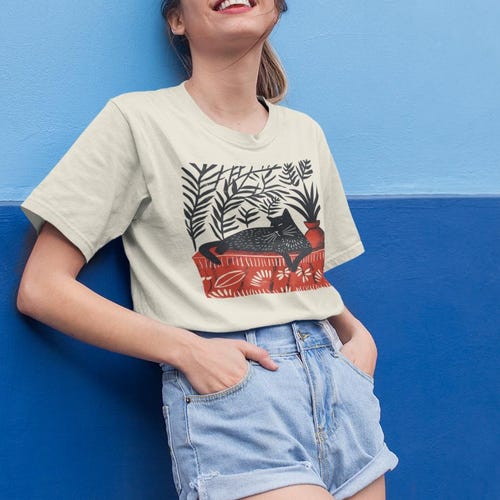 マティス風猫シャツ - レッドルームアートスタイルTシャツ - カラフルで芸術的な眠っている猫のTシャツ - アート愛好家や猫の飼い主へのギフト
