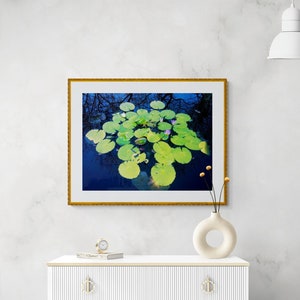 Fotografía de Lily Pad, arte verde brillante azul oscuro, arte de la flor de lavanda, arte del jardín botánico, foto del estanque del jardín, foto de la naturaleza audaz, almohadillas de lirio