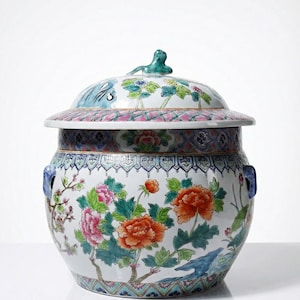 Grande vaso cinese in porcellana con coperchio, decorazione floreale famiglia rosa, XX secolo
