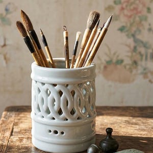 Penseelhouder van celadonporselein met opengewerkt patroon, Koreaanse Joseon-stijl, 20e eeuw, antiek Aziatisch chic, zeldzaam verzamelobject, Koreaans vakmanschap