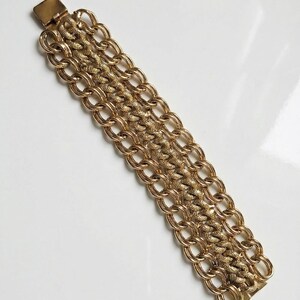 Large vintage cuff bracelet from the 90s-2000s, wide textured mesh in chic and elegant gold-tone metal image 1
