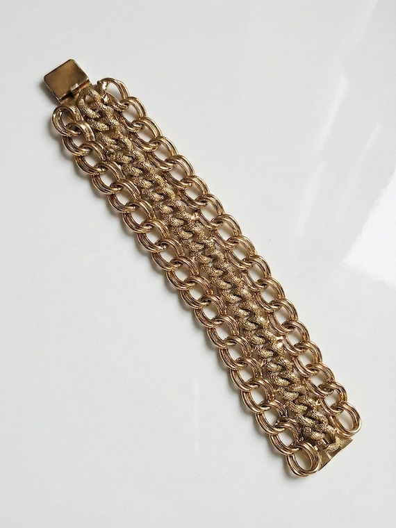 Large bracelet manchette vintage années 90-2000, maille large texturée métal doré chic et élégant