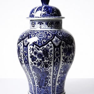 Grote, afgedekte aardewerken pot van Boch Holland, model Royal Sphinx, met Delfts blauwe decoratie, midden 20e eeuw, jaren 60-70.