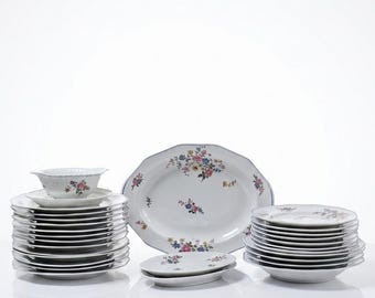 28-teiliges Bernardaud Limoges Porzellan-Tafelservice mit floralem Dekor, 1920er-1950er Jahre: Speiseteller, Suppenteller, Dessertteller, Servierplatte, Servierschalen und Saucieren.