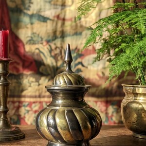 Vintage Indian craftsmanship covered pot in twisted brass, 1960s-1980s, chic ethnic Hollywood Regency style, gold and black metal