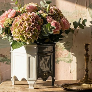 Macetero cuadrado con patas en porcelana celadón de Limoges, estilo neoclásico rococó francés, siglo XX (1920-1950)