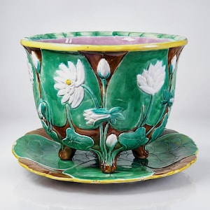 Zeer zeldzame, grote plantenbak/cachepot, antieke Art Nouveau Engelse majolica, toegeschreven aan J. Holdcroft, circa 1870-1880, met decoratie van waterlelies.
