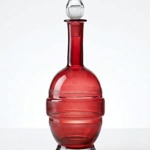 Kleine antieke glazen/kristallen karaf van gegraveerd robijnrood glas, 19e-20e eeuw, zeldzame antieke getinte karaf, 1890-1900