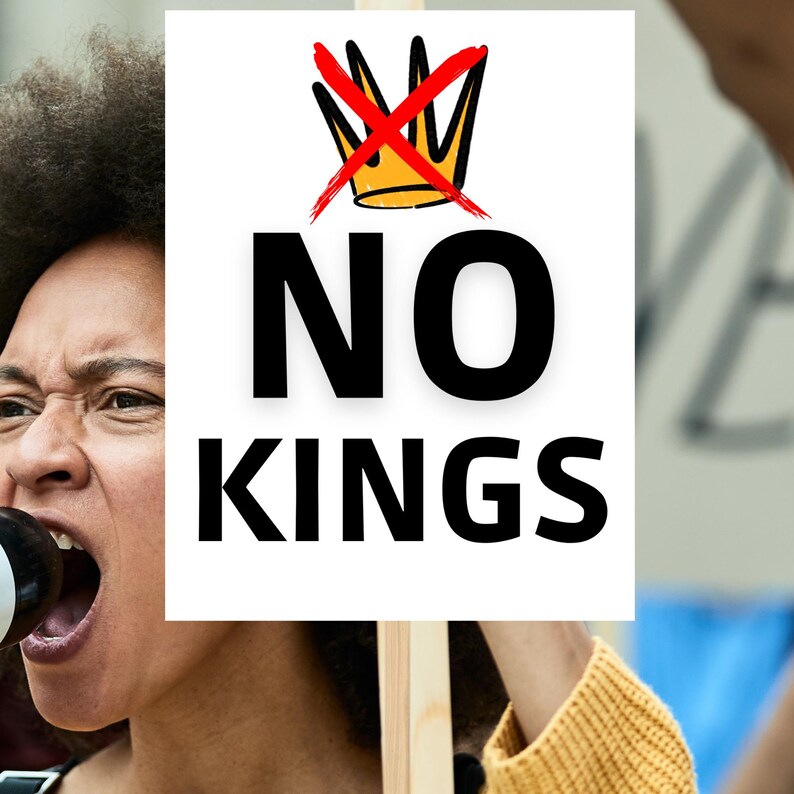 Puede incluir: Un cartel de protesta con las palabras "NO KINGS" en letras negras en negrita. Encima del texto hay un dibujo de una corona dorada tachada con una l&iacute;nea roja. El cartel lo sostiene una persona.