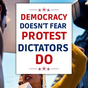 Puede incluir: Un cartel blanco con el texto "DEMOCRACY DOESN'T FEAR PROTEST DICTATORS DO" en rojo y azul. El cartel lo sostiene una persona entre la multitud, con un su&eacute;ter amarillo visible. El cartel tiene estrellas decorativas.