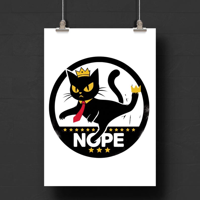 Puede incluir: Ilustraci&oacute;n de un gato negro con corona y corbata roja, con la palabra "NOPE" debajo. El gato est&aacute; dentro de un c&iacute;rculo negro con estrellas doradas. El gato tiene ojos amarillos y una corona en la cabeza y la cola.