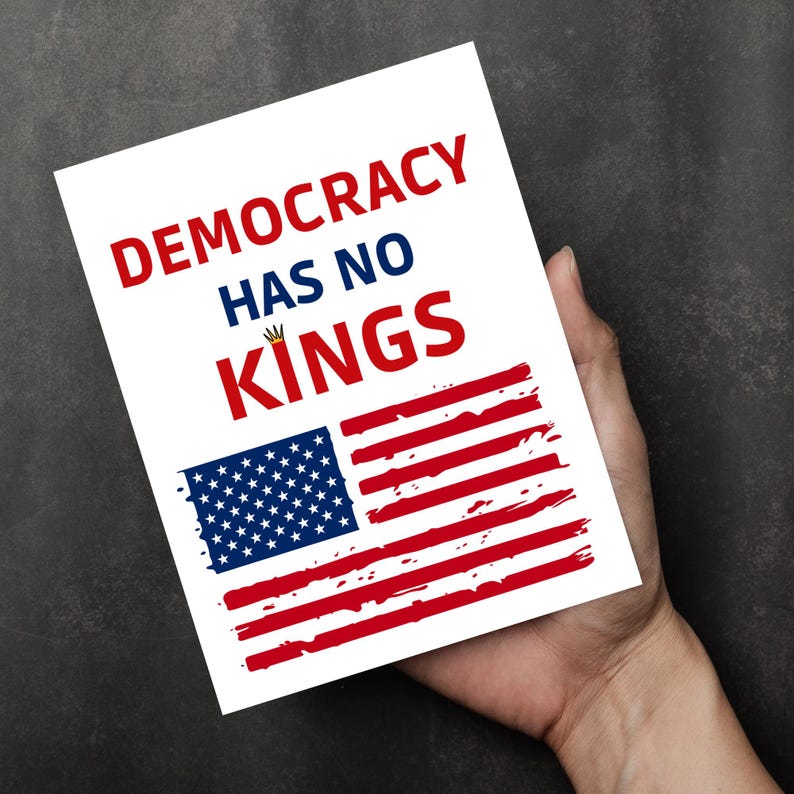 Puede incluir: Una tarjeta blanca con el texto "DEMOCRACY HAS NO KINGS" en rojo y azul. Debajo, un dise&ntilde;o de bandera estadounidense desgastada en rojo y azul. La tarjeta se sostiene en una mano.