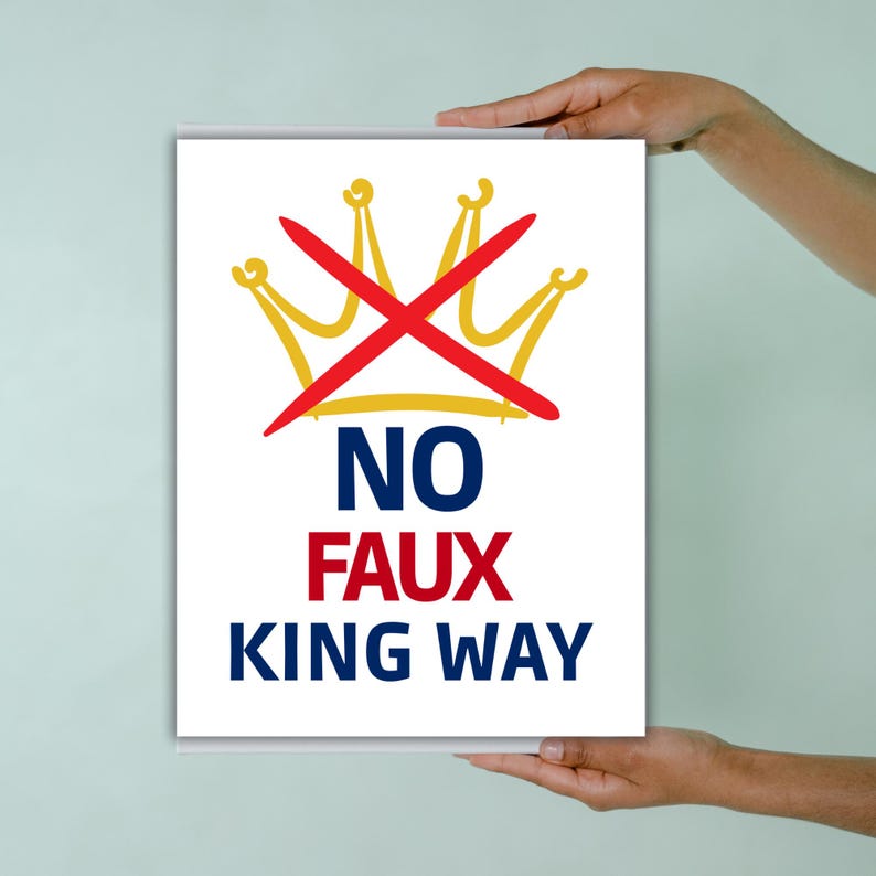Puede incluir: Un p&oacute;ster blanco con el texto "NO FAUX KING WAY" en azul marino, rojo y amarillo. Una corona amarilla con una X roja que la atraviesa est&aacute; encima del texto. El p&oacute;ster est&aacute; sostenido por dos manos.