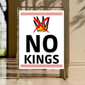 Puede incluir: Un letrero blanco con las palabras "NO KINGS" en letras negras en negrita. Encima del texto hay una corona dorada tachada con detalles rojos. El letrero est&aacute; enmarcado por un soporte de metal dorado y tiene l&iacute;neas horizontales rojas en la parte superior e inferior.