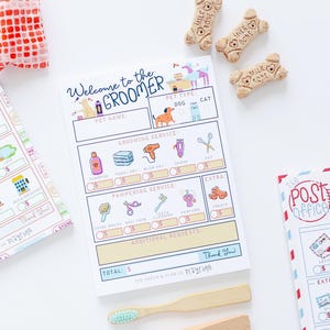 Puede incluir: Una colección de artículos de papelería, que incluyen un itinerario de viaje, un formulario de servicio de aseo y un formulario de oficina de correos, todos con ilustraciones coloridas. También se incluyen cepillos de dientes de madera, golosinas para perros y un tren de juguete.