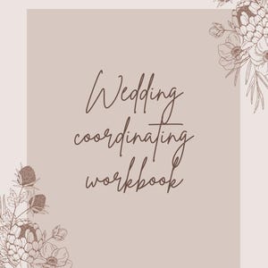 Könnte beinhalten: Ein beiger Hintergrund mit dem Text "Wedding coordinating workbook" in brauner Kursivschrift. Der Text ist von einem floralen Rand mit braunen Linienzeichnungen von Blumen und Blättern umgeben.