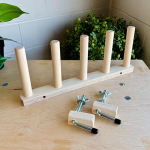 Jeu de cinq chevilles d'ourdissage pour le tissage