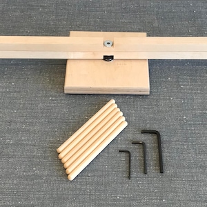 Puede incluir: Un kit de telar de madera con una base de madera, una barra de madera y seis clavijas de madera. El kit tambi&eacute;n incluye tres llaves Allen.